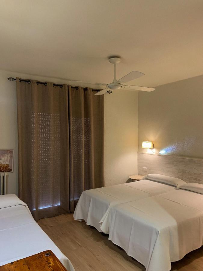 Hotel & Restaurant Figueres Parc Los Hostalets de Llers Eksteriør bilde
