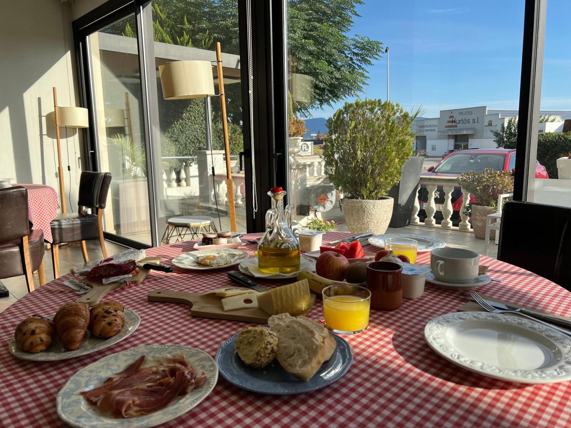 Hotel & Restaurant Figueres Parc Los Hostalets de Llers Eksteriør bilde