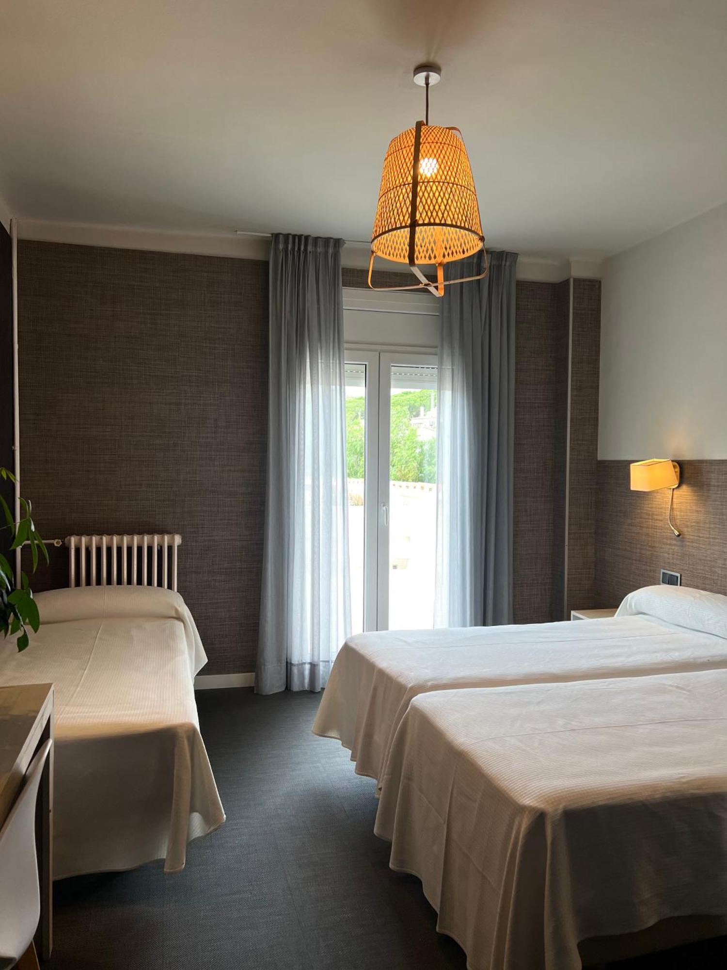 Hotel & Restaurant Figueres Parc Los Hostalets de Llers Eksteriør bilde